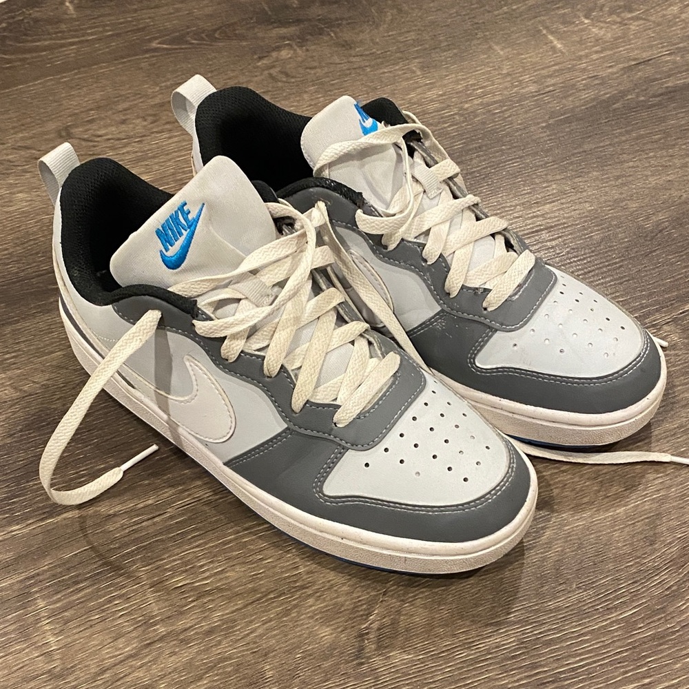 Nike Men's Gray and White Sneakers with Blue Accents